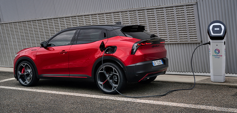 Alfa Romeo Junior Elettrica Javno polnjenje